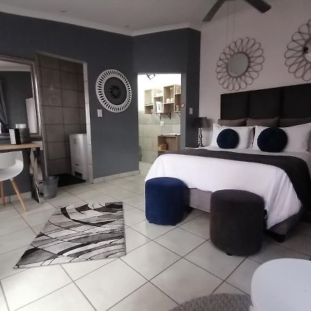 Roxy'S Rest Guest House Vanderbijlpark Exterior foto