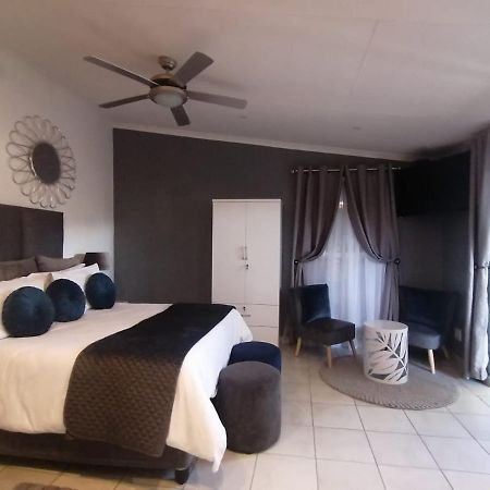 Roxy'S Rest Guest House Vanderbijlpark Exterior foto