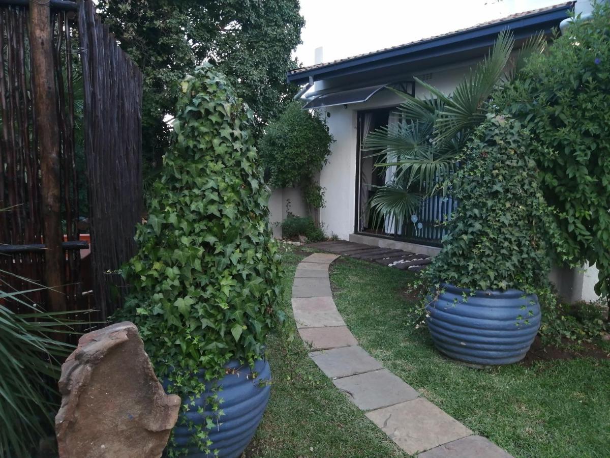 Roxy'S Rest Guest House Vanderbijlpark Exterior foto