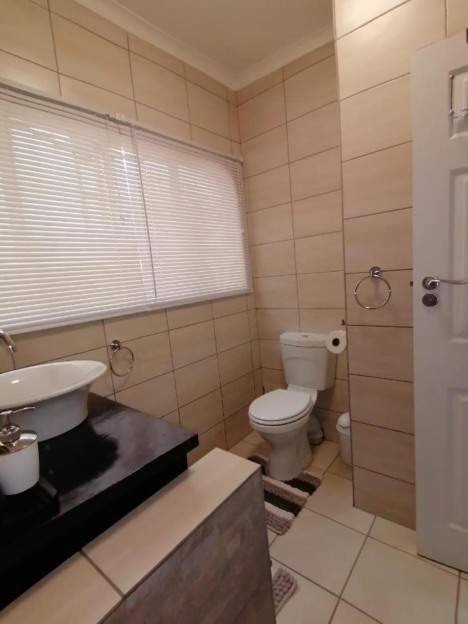 Roxy'S Rest Guest House Vanderbijlpark Exterior foto