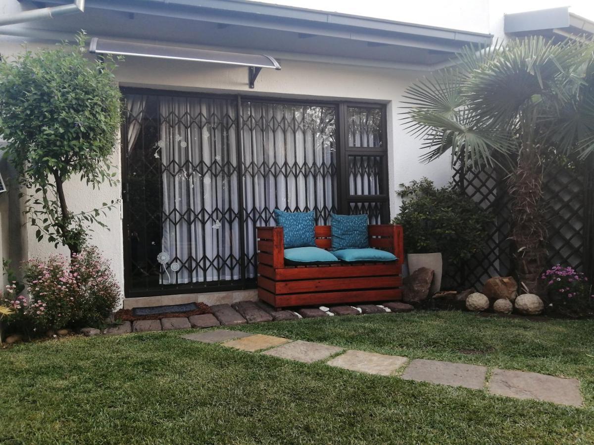 Roxy'S Rest Guest House Vanderbijlpark Exterior foto