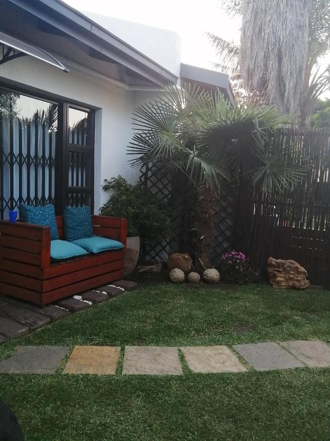 Roxy'S Rest Guest House Vanderbijlpark Exterior foto