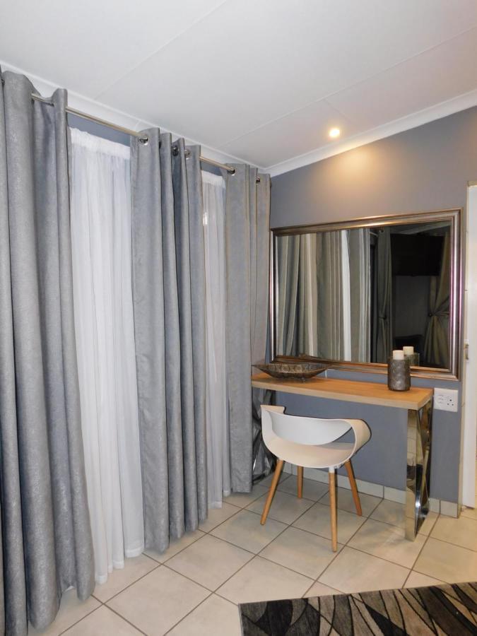 Roxy'S Rest Guest House Vanderbijlpark Exterior foto